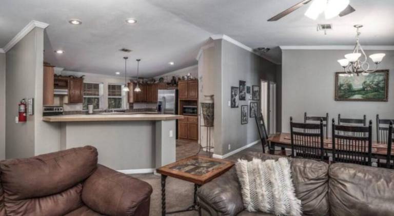 Vacation home with patio, BBQ & jacuzzi — photo 4
