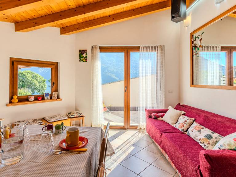Vacation home with yard & terrace | Lake view | Dogs allowed — photo 4