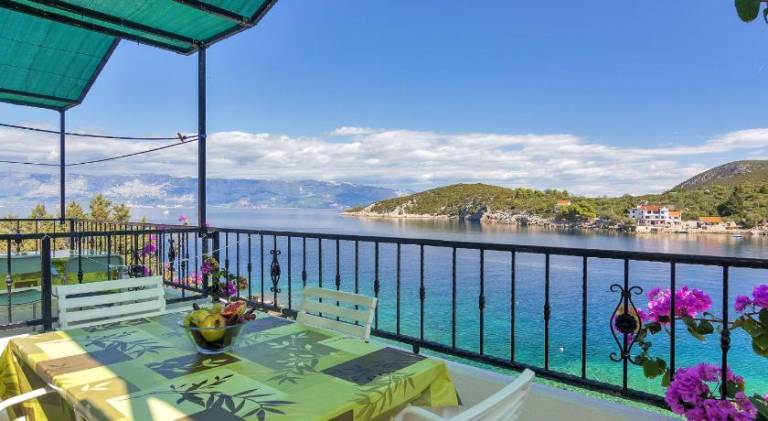 Apartment with 1 room for 3 persons in Jelsa