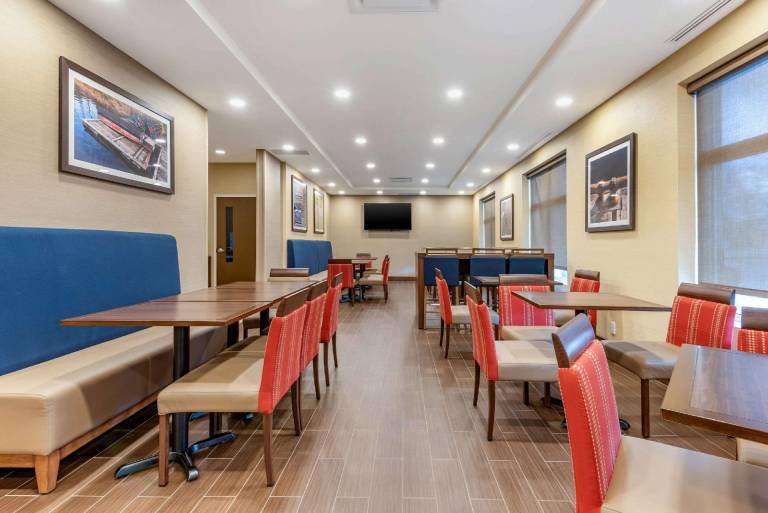 Comfort Inn & Suites — photo 4