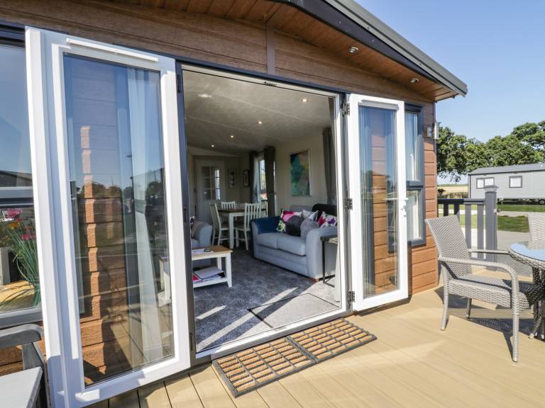Cottage with yard | Beach view — photo 2