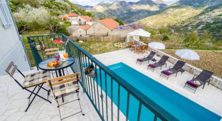 Vacation home with pool — photo 3