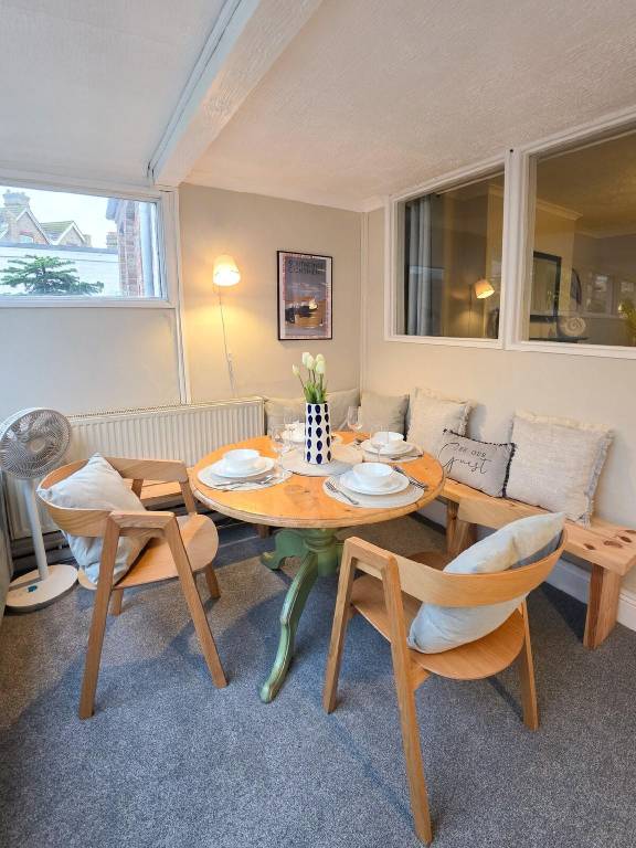 Cosy 2-Bed Flat with Wi-Fi Near Station, Beach — photo 4