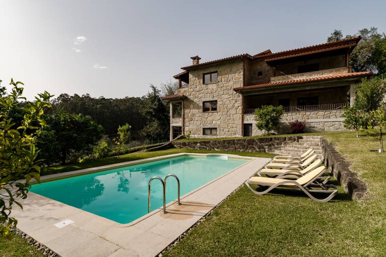 Casa das Flores: Mountain View, Private Pool & Wi-Fi in Gerês in Braga