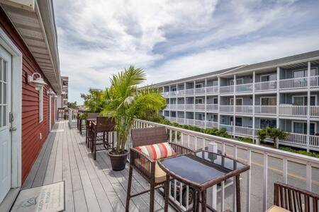 Modern 3-BR Ocean Block Apt Walk to the Beach — photo 3