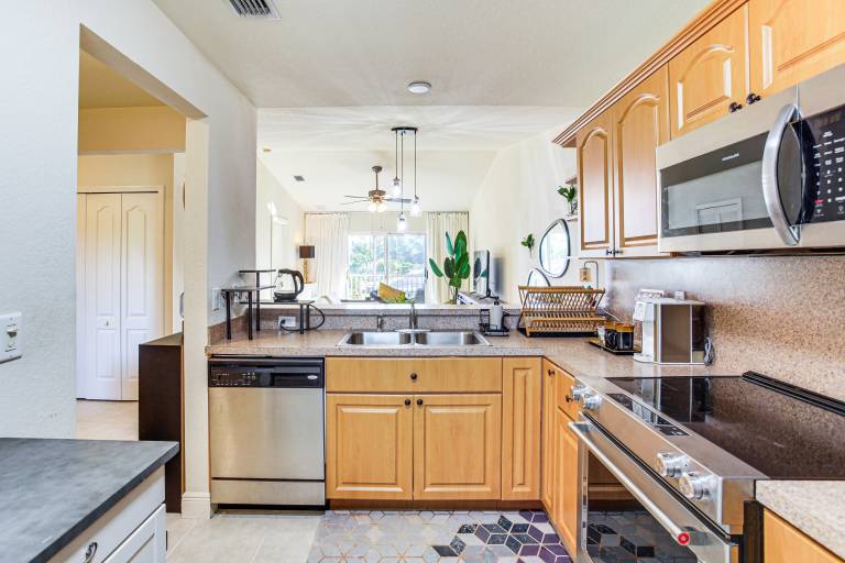 Golf Getaway: Cape Coral Condo 1 Mi to River! — photo 5