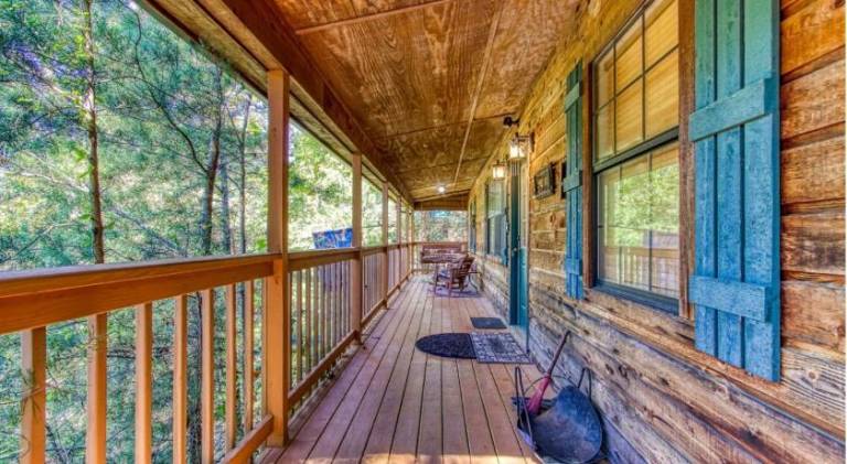 Beautiful vacation home with hot tub | Pet-friendly — photo 4