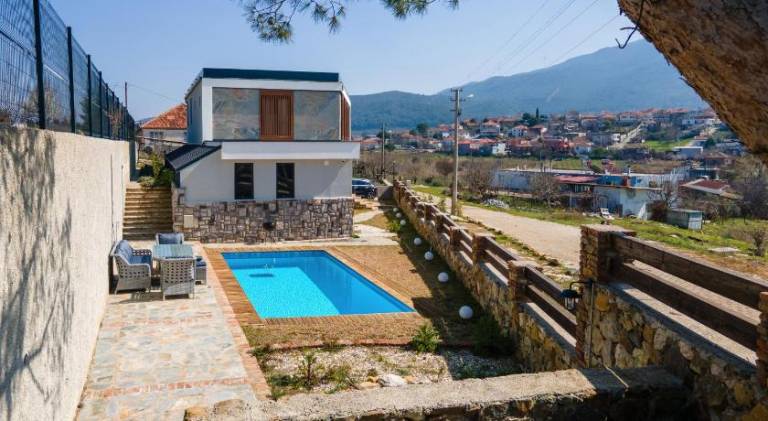 Villa with garden, private pool & barbeque in Menderes