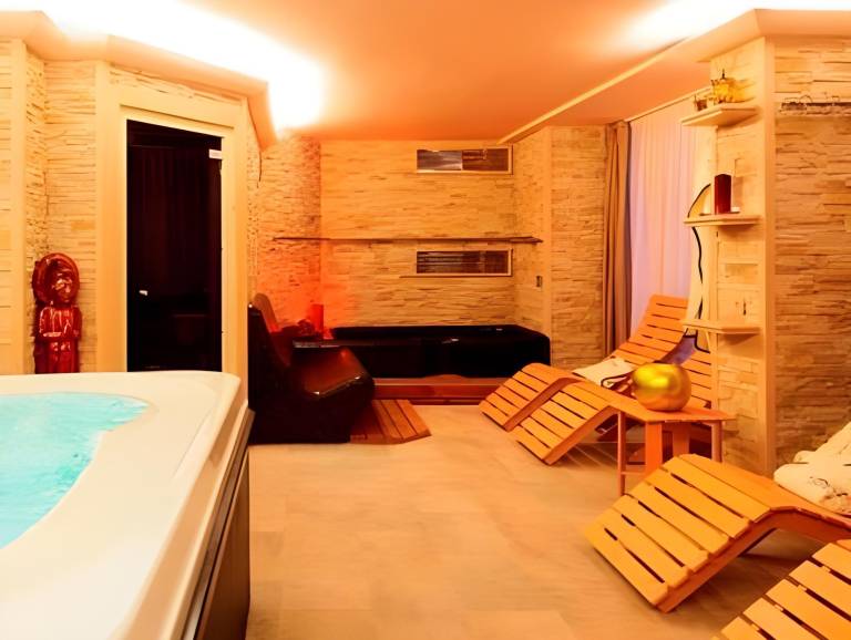Serviced apartment with patio, pool & sauna — photo 5
