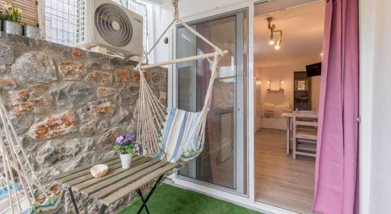 Apartment with pool, garden & patio — photo 4