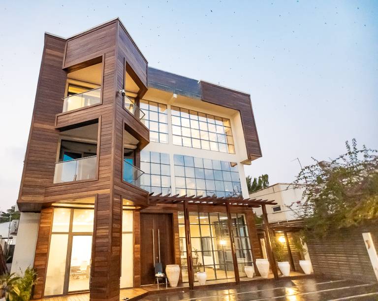 Serviced apartment with patio in Accra