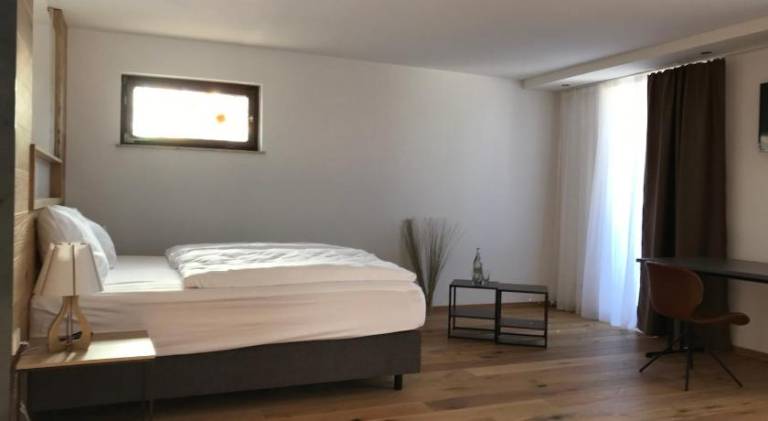 Pleasant serviced apartment with yard & patio | Pets allowed — photo 2