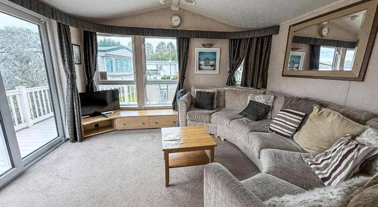 Lovely 6 Berth Caravan With Decking At California Cliffs In Scratby Ref 50048L — photo 2