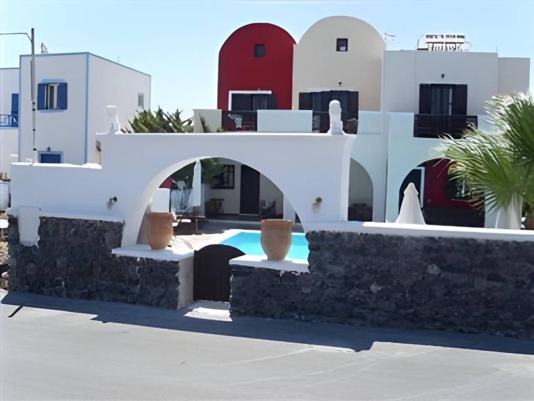 Charming serviced apartment with yard, patio & pool | Next to the beach | Dogs allowed in Santorini