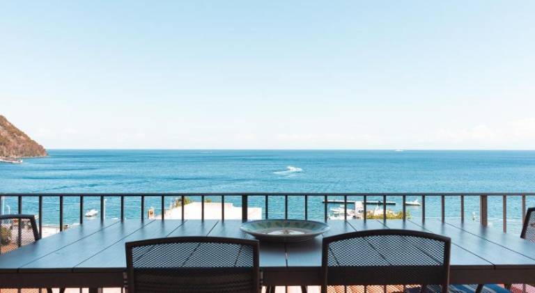 Rental apartment with yard, barbeque & patio in Lipari