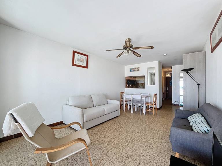 Beachfront Studio for 4 with Terrace, WiFi, and Direct Beach Access — photo 4