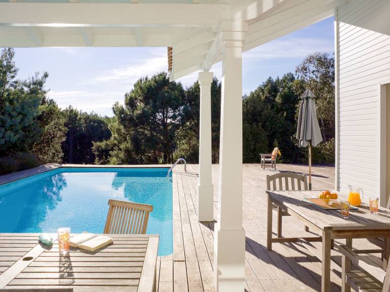 Vacation home with patio, garden & private pool | Pets allowed — photo 3