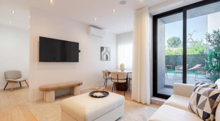 Urban Terrace & Stylish Living Spaces by HostWise — photo 2