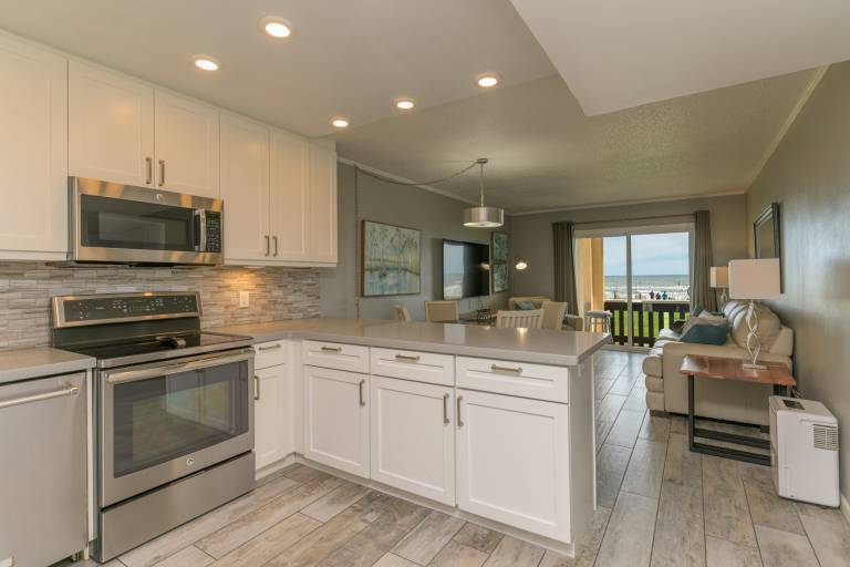 Condo with grill & private pool — photo 4