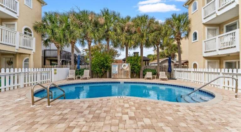 Apartment with pool — photo 3