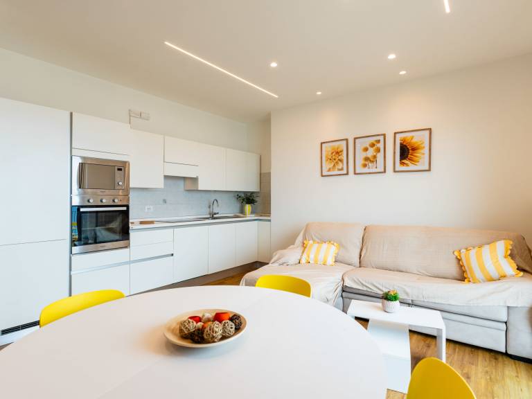Fully equipped pleasant rental apartment with grill, yard & patio | Sea view | Next to the beach | Pet-friendly — photo 3
