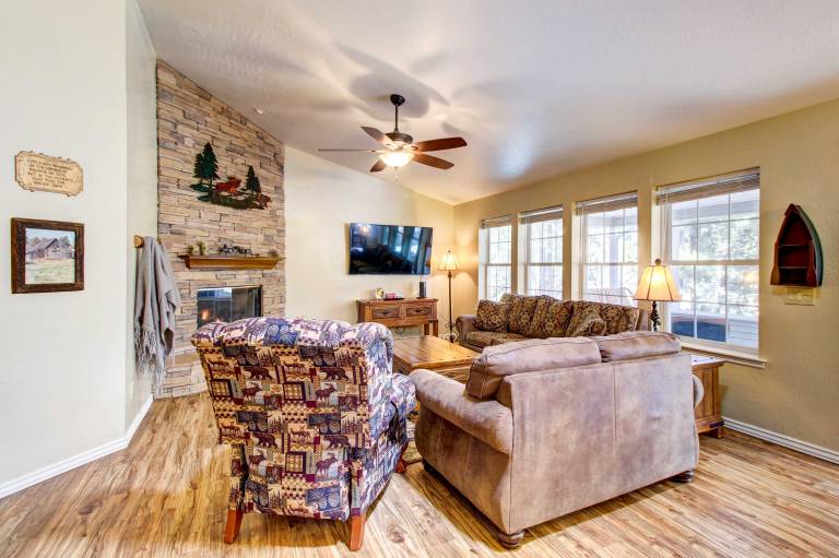 Winter Hikes & Ice Fishing Fun: Cozy Show Low Home — photo 4