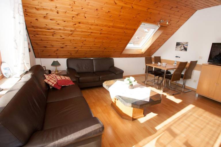 Wärme und Wohnlichkeit: Die Obergeschosswohnung stellt für 4 bis 5 Personen viel zur Verfügung. Auf dem großen Balkon lassen sich tolle Spieleabende ausrichten. — photo 5