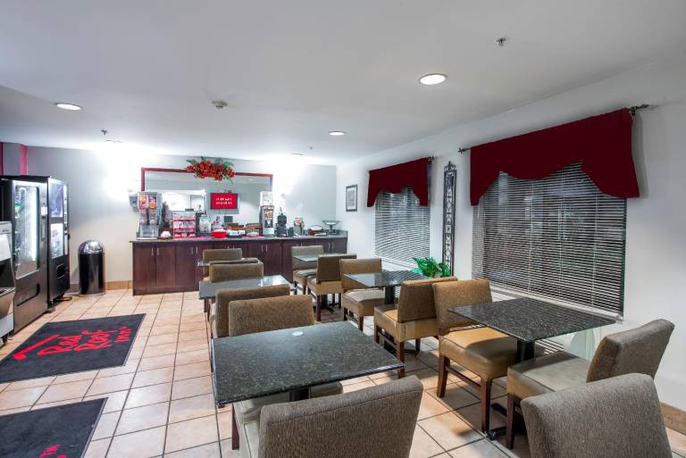 Red Roof Inn & Suites Savannah Airport — photo 4