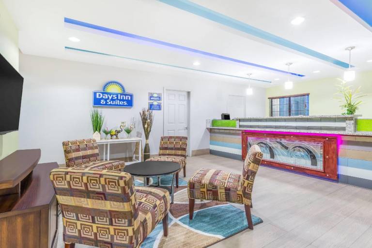 Days Inn & Suites by Wyndham Madisonville — photo 3