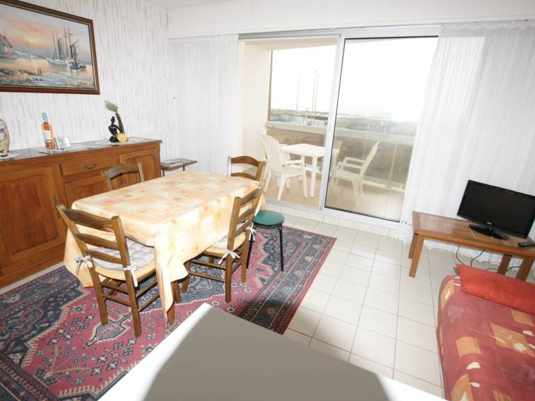 Cozy 1-BR Apt, 100m from Beach, Pet-Friendly, Balcony with Nice View — photo 5