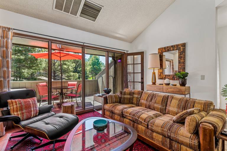 Family-oriented pleasant condo with pool & BBQ | Mountain view | Dogs allowed — photo 2