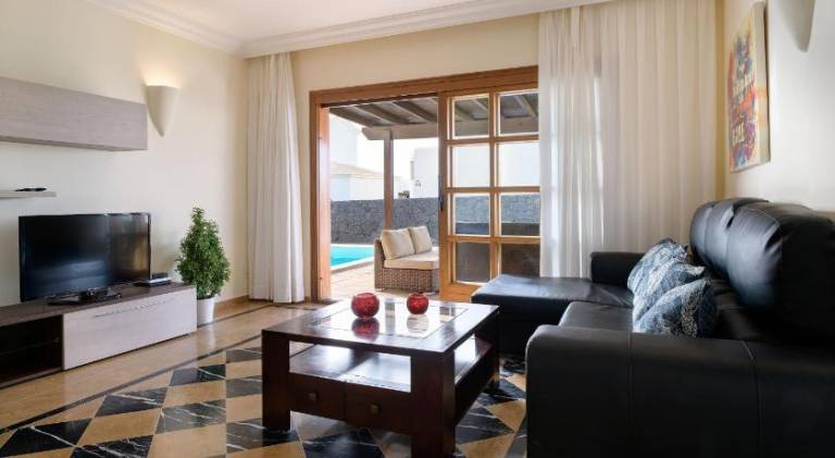 Villa with private pool, BBQ & terrace — photo 2
