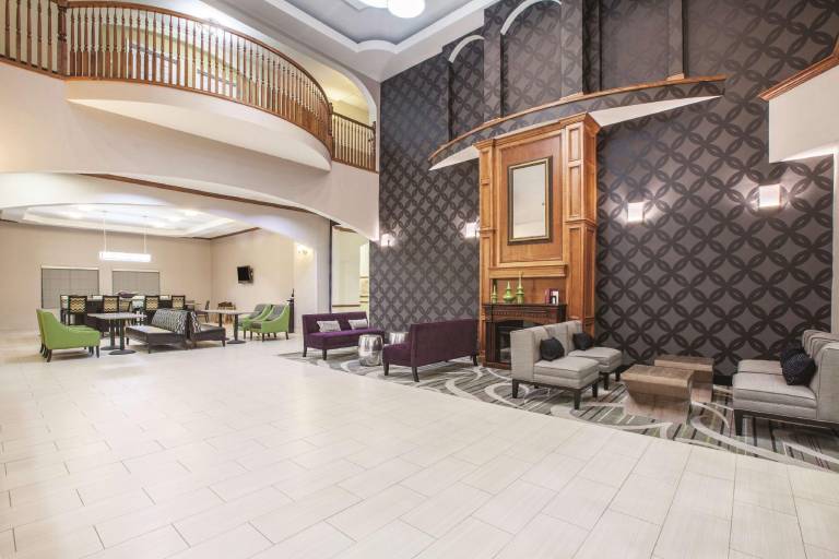 La Quinta Inn & Suites by Wyndham Gainesville — photo 2