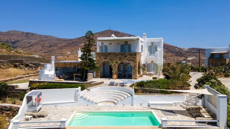 Family-friendly villa with patio, BBQ & fast internet | Mountain view | Next to the beach | Suitable for remote work | Pets are welcome — photo 3