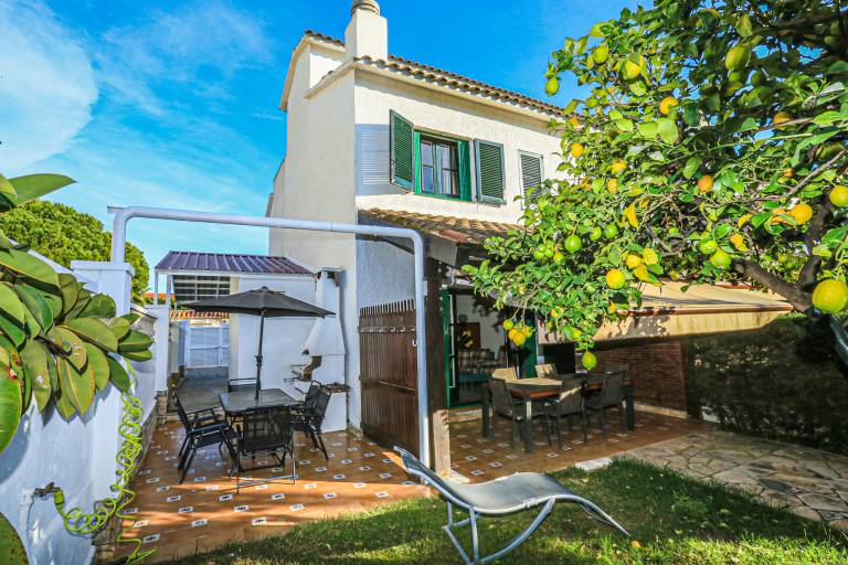 Vacation home with garden, BBQ & pool | Beach nearby | Pets are welcome — photo 4