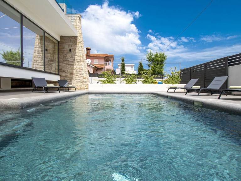 Fully equipped beautiful vacation home with barbecue, patio & pool | Pet-friendly — photo 3