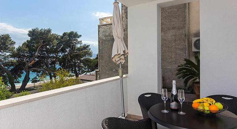 Apartment with BBQ, terrace & yard — photo 3