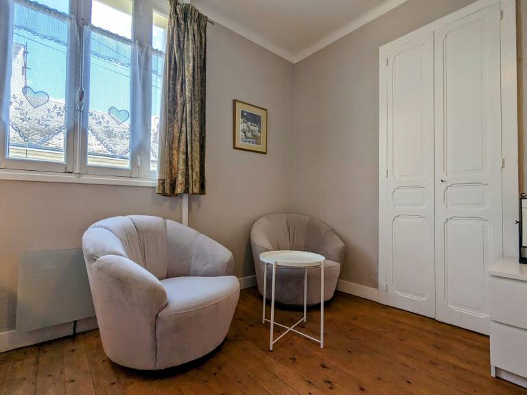 Charming Retreat: Cozy Home with Garden, Parking, Near Historic Sights — photo 5