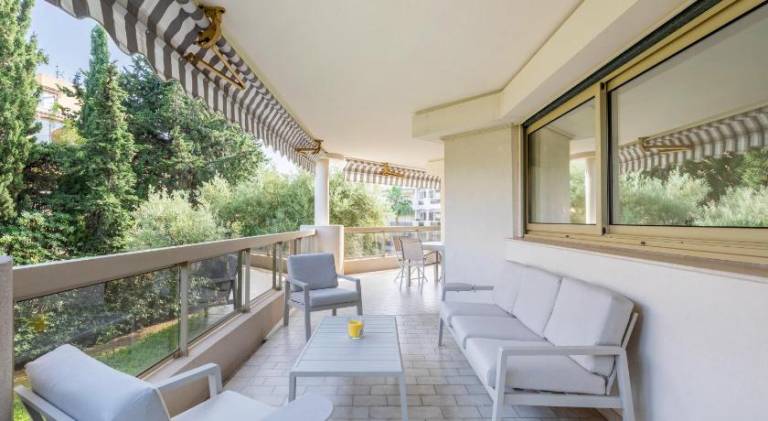 Fully equipped pleasant holiday apartment with terrace & private pool | Pets allowed in Antibes