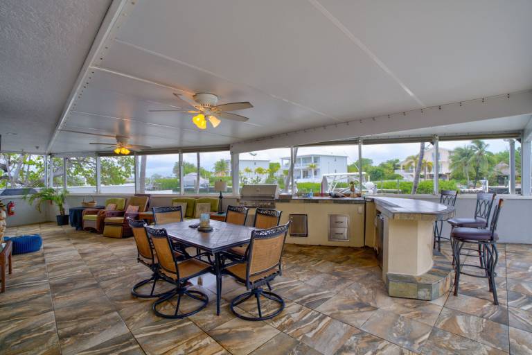 Family-friendly spacious vacation home with private pool, BBQ & patio | Water view | Pet-friendly — photo 3