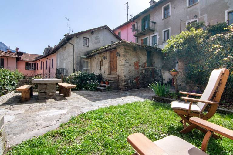 Rental apartment with BBQ, fast internet & yard | Garden view — photo 3