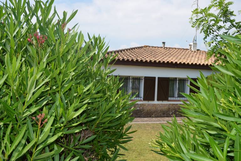 Vacation home with pool, patio & grill | Sea view — photo 3