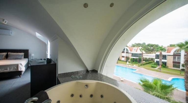 Villa with pool, yard & grill — photo 3