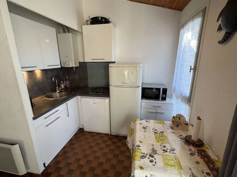 Beachside 2-Room Cabin, Parking, Washer, Terrace, Pets Allowed — photo 4