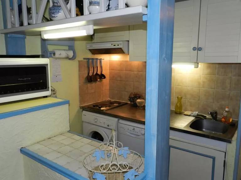 Vacation home with barbecue, yard & terrace — photo 4