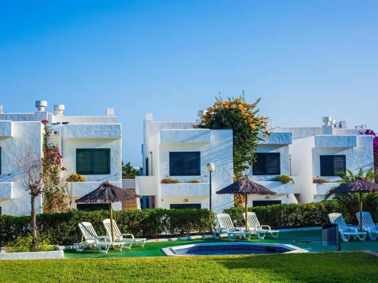 Children-friendly beautiful serviced apartment with pool, barbeque & patio | Beach nearby | Pets allowed — photo 3
