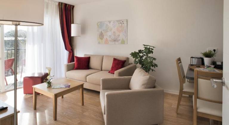 Serviced apartment with patio, pool & sauna in Douarnenez