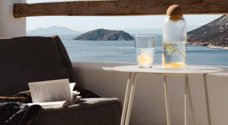 Serviced apartment with yard, terrace & jacuzzi in Naxos