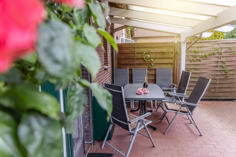 Früher Bahnhof, heute Feriendomizil: Ferienwohnung mit ca. 70 m² und verspieltem Charakter – ideal für Gäste, die Individualität und Atmosphäre schätzen. Mit überdachter Terrasse und Garten. — photo 2