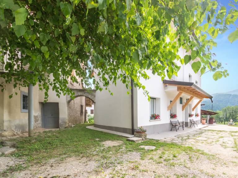 House with yard & barbecue | Nature view — photo 3